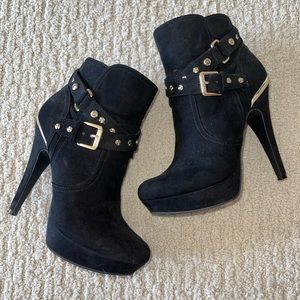 GUESS BLACK AND GOLD BOOTIES!